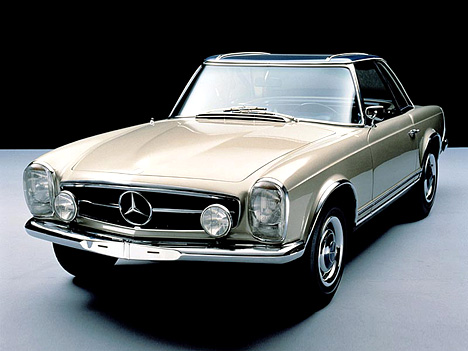 Mercedes-Benz 230 SL (W-113) оказался скромнее и доступнее предшествовавших ему спортивных моделей.