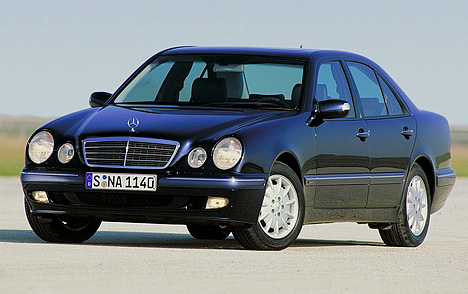 Внешность Mercedes-Benz E-class (W-210) вызвала жаркие споры среди журналистов, почитателей марки и прочих любителей четырёхколёсных друзей человека.