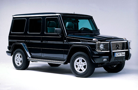 Созданный для армии несколько десятилетий назад, Mercedes G-class (W-463) был приспособлен для гражданского использования. В этом исполнении к его исключительным проходимости и надёжности добавились роскошь и престиж.