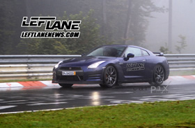 Автомобиль Nissan GT-R 2012 модельного года Автомобиль Nissan GT-R модельного 2012 года