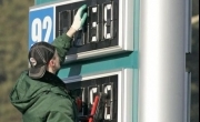 Два крупнейших импортера нефтепродуктов снизили цены на бензин и дизтопливо