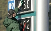 Новые цены на бензин и солярку еще сильнее бьют по карману водителей