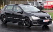 Новый Volkswagen Golf R был замечен без камуфляжа