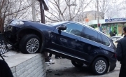 Первое нелепое ДТП в 2011 году: водитель припарковал джип на тротуаре ... высотою в метр! 